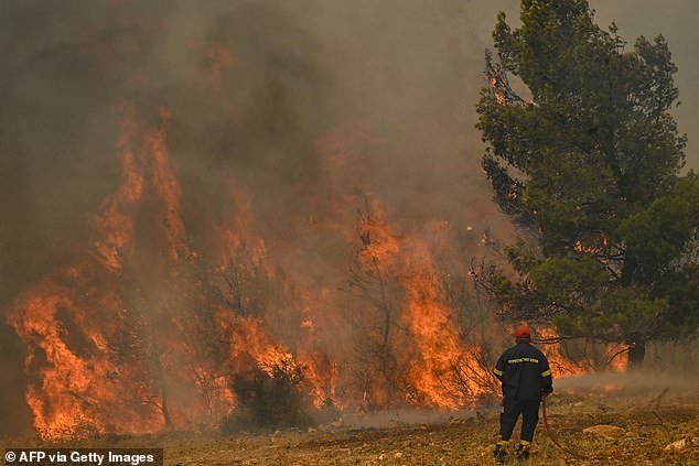 Un informe contundente sobre el cambio climático ha confirmado que 2023 fue un año de nuevos récords climáticos. En la imagen: incendios forestales en Grecia el 19 de julio de 2023