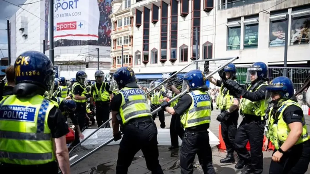 Un juez de Manchester envía a prisión a un niño de 12 años por participar en disturbios en el Reino Unido - teleSUR
