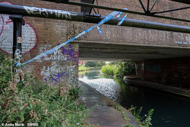 El canal de Hendon Avenue en Ettingshall, Wolverhampton, donde murió un niño ayer por la tarde