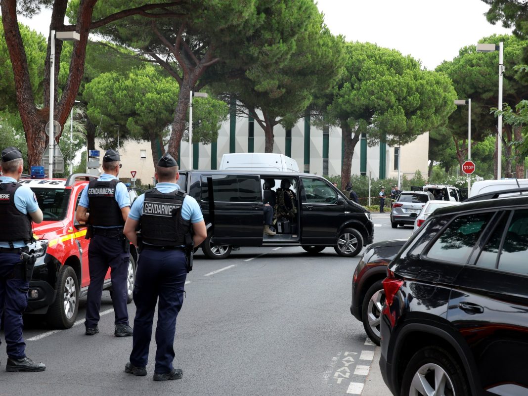 Un policía herido en una explosión frente a una sinagoga en Francia
