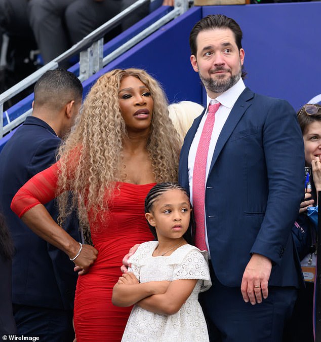 A Serena Williams y a su hija Olympia se les negó el acceso al hotel en París el lunes. En la imagen: Serena Williams, Alexis Ohanian y su hija Adira River asisten a la ceremonia de apertura de los Juegos Olímpicos de París 2024 en el Trocadero el 26 de julio de 2024