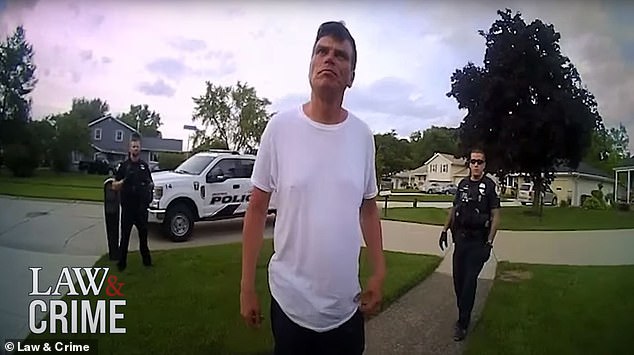 Imágenes aterradoras muestran al acosador Timothy Nielsen parado afuera de la casa de la joven en Brunswick, Ohio, descalzo y maníaco.