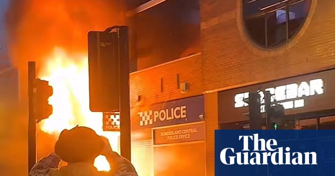 Una comisaría de policía incendiada en Sunderland mientras continúan los disturbios
