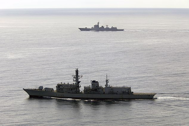 El HMS Richmond (en primer plano) acompaña al destructor chino Jiaozuo a través del Canal de la Mancha