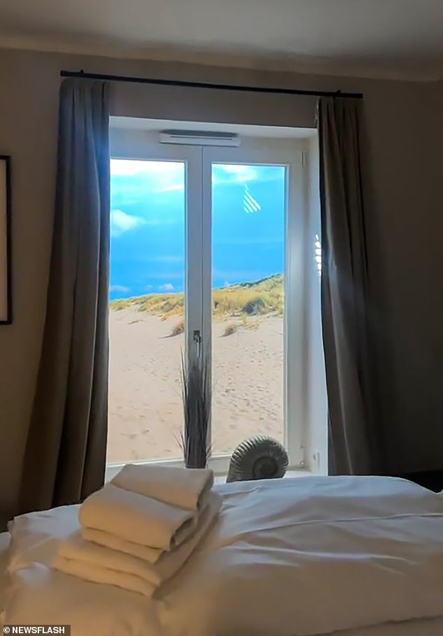 La vista desde la ventana del dormitorio del alojamiento en Westerland parecía ser una idílica escena de playa.