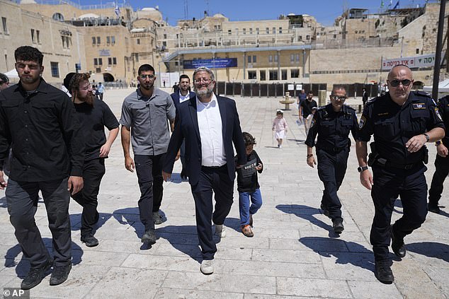 El ministro de Seguridad Nacional de Israel, de extrema derecha, Itamar Ben-Gvir, visita la mezquita Al-Aqsa el martes