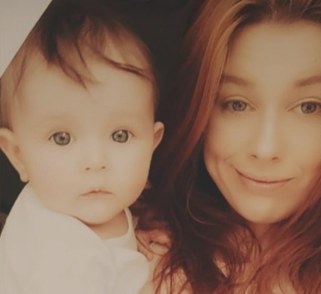 Julia Bilkiewicz, de 27 años, fotografiada con su hijo Ignacy cuando era bebé.