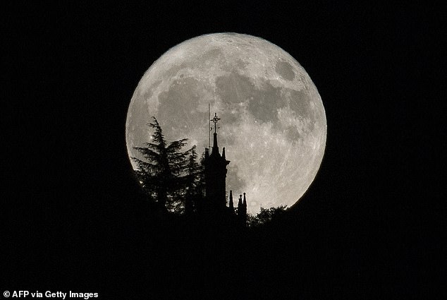 La superluna de esturión iluminará el cielo nocturno el 19 de agosto, seguida de tres superlunas más consecutivas en los meses siguientes.