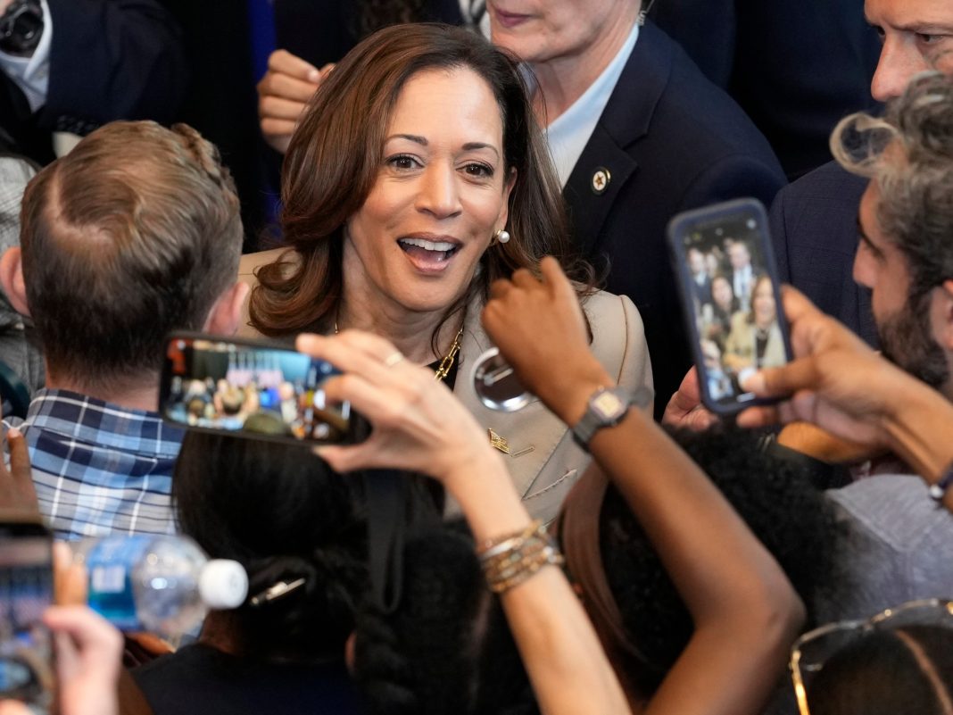 Una relación única: cómo Kamala Harris corteja a la izquierda progresista
