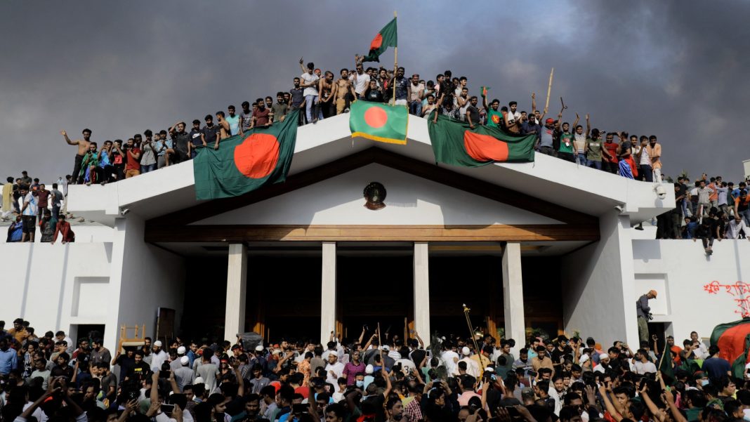 'Una revolución': los bangladesíes esperan democracia y justicia tras la huida de Hasina
