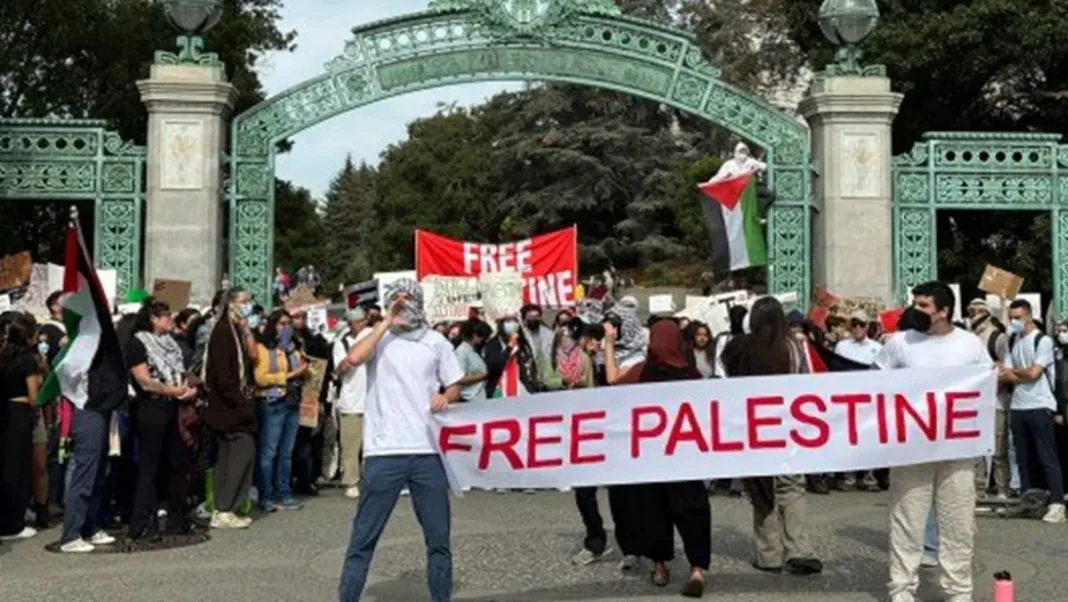 Universidad de California prohíbe campamentos y mascarillas en sus campus - teleSUR
