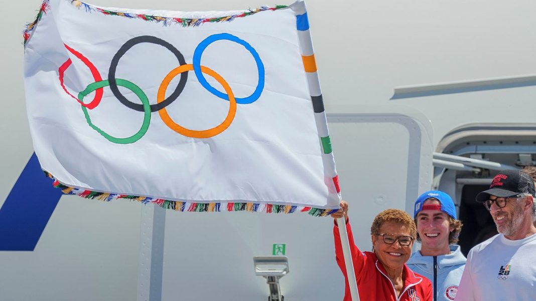 Vídeo. La bandera olímpica regresa a Los Ángeles por primera vez en 40 años
