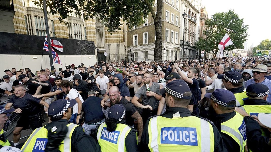 Vídeo. VÍDEO: La ira y la desinformación alimentan los enfrentamientos cerca de Downing Street
