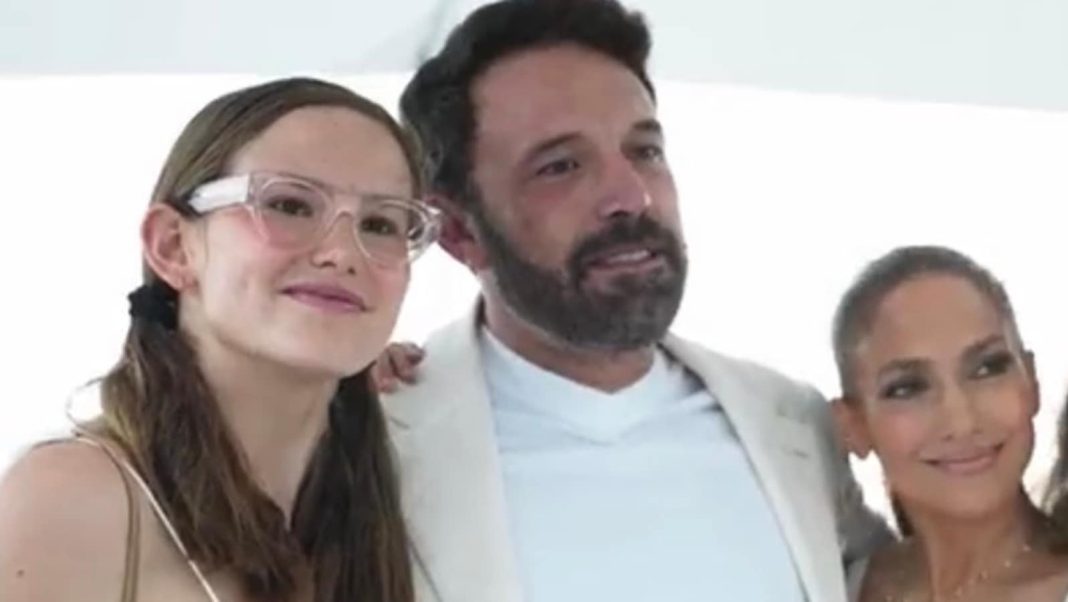 Violet Affleck toma prestada la moda de JLo con un sentimental recuerdo de Ben Affleck
