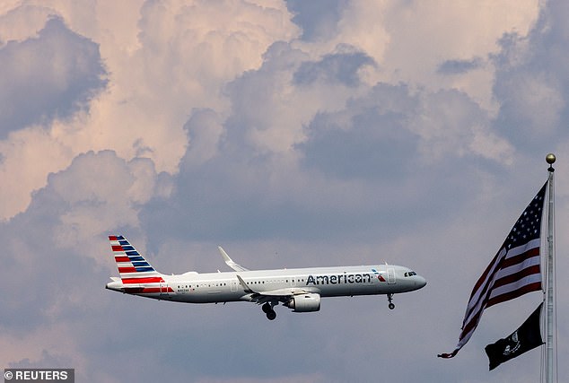 Un avión de American Airlines que se dirigía a España se vio obligado a desviarse a Nueva York el miércoles por la noche después de que un baño a bordo se desbordara.