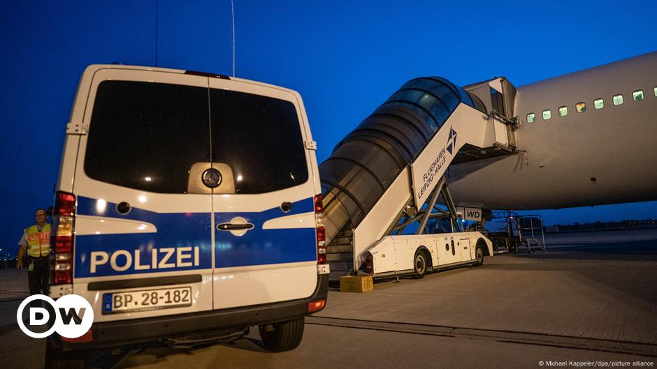 Vuelo de deportación sale de Alemania rumbo a Afganistán
