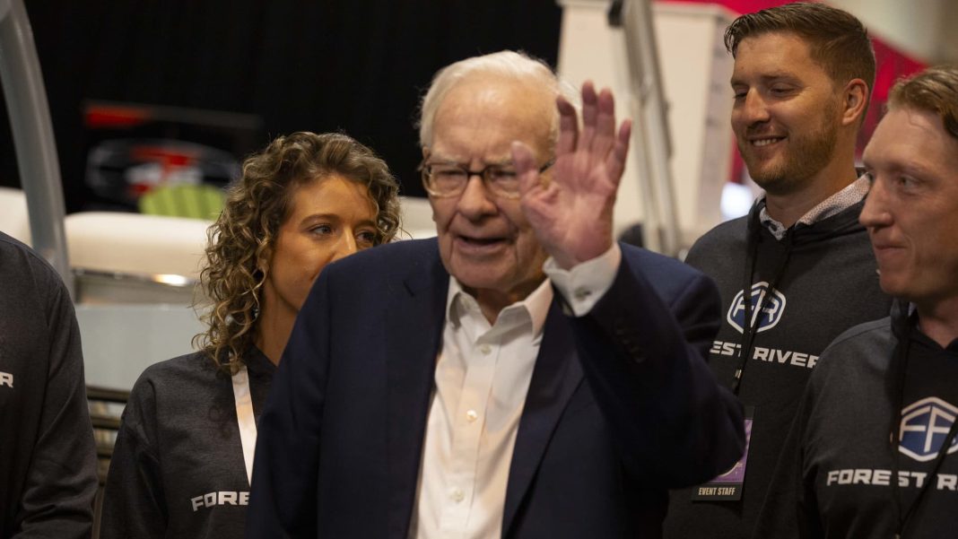 Warren Buffett eleva el nivel de efectivo de Berkshire a un récord de 277.000 millones de dólares tras reducir su tenencia de acciones
