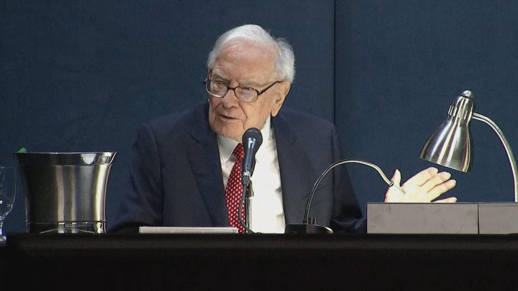 Warren Buffett hizo algo curioso con su tenencia de acciones de Apple
