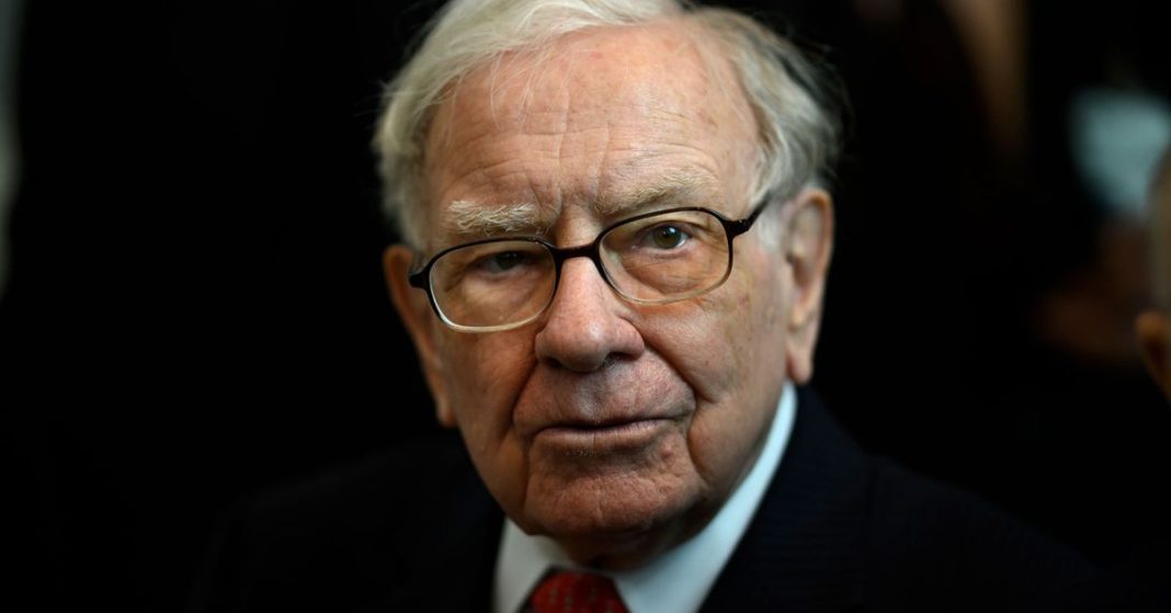 Warren Buffett sorprende al reducir su participación en Apple
