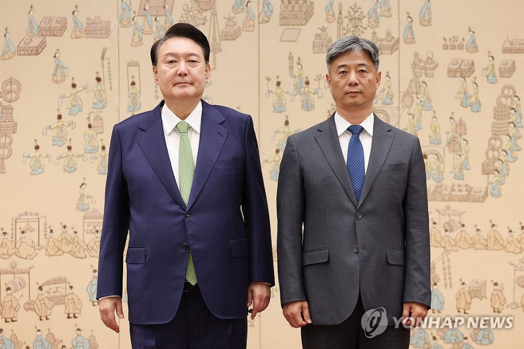 Yoon gives credentials to 14 ambassadors