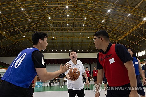 Yoon visits southern naval base during summer vacation