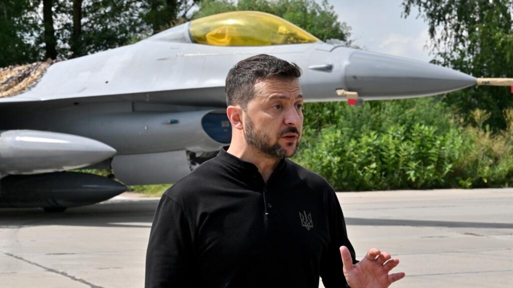 Zelenski afirma que Ucrania recibió los primeros aviones F-16
