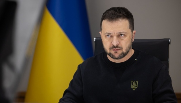 Zelensky insta a Occidente a permitir ataques a bases aéreas rusas mientras una bomba enemiga bombardea un bloque de apartamentos en Járkov
