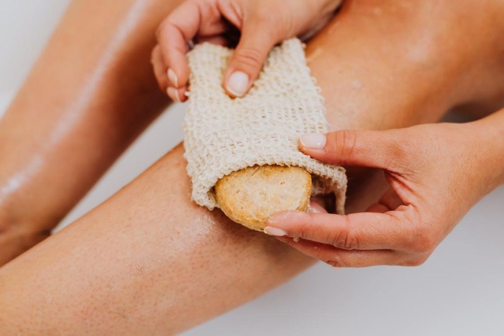 Guía para exfoliar la piel: Beneficios, métodos y consejos