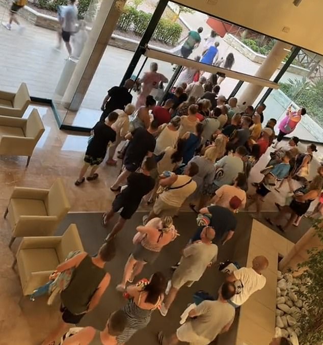 Se vieron a decenas de turistas británicos esperando ansiosamente en la puerta antes de correr a buscar las mejores tumbonas junto a la piscina de un hotel en España.