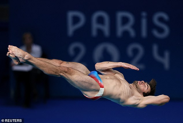 El saltador francés Jules Bouyer en acción en la final del trampolín individual masculino de 3 m en París esta tarde