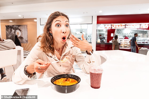 Una mujer comiendo comida picante. Los científicos dicen que es posible entrenarse para tolerar y potencialmente incluso desarrollar un gusto por comer comida picante (imagen de archivo)