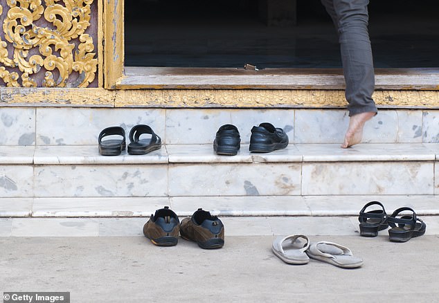 Quitarse los zapatos también puede detener la propagación de bacterias dentro de la casa de alguien.