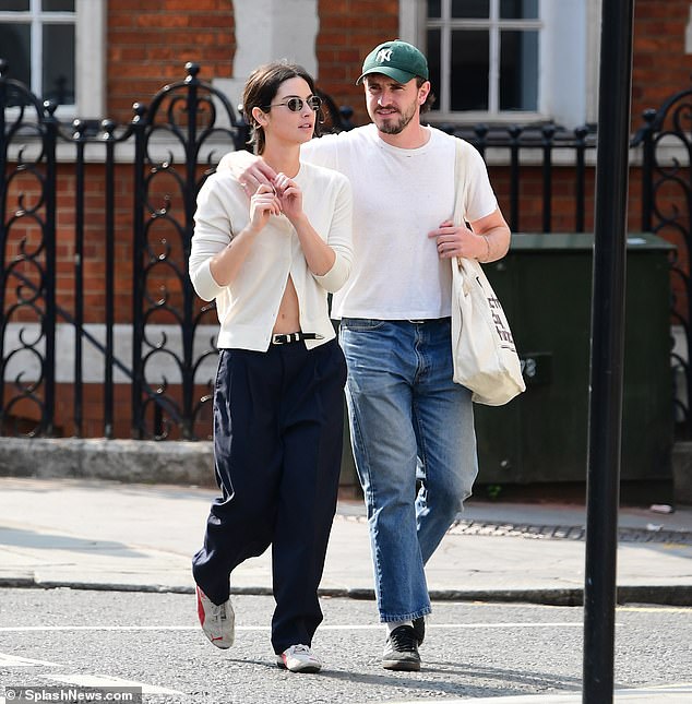 Gracie Abrams y Paul Mescal confirmaron su romance el lunes después de meses de especulaciones, con la pareja mostrando su afecto en público durante una salida romántica en Londres.