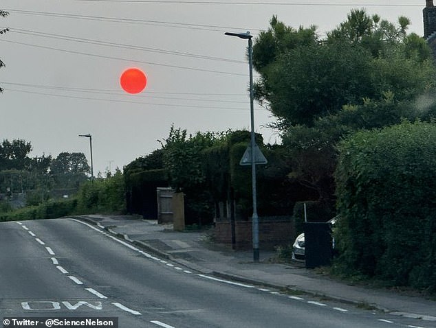 Los observadores del cielo en el Reino Unido disfrutaron de impresionantes puestas de sol este fin de semana, cuando el sol mismo pareció volverse rojo brillante, como se muestra aquí sobre St Albans.