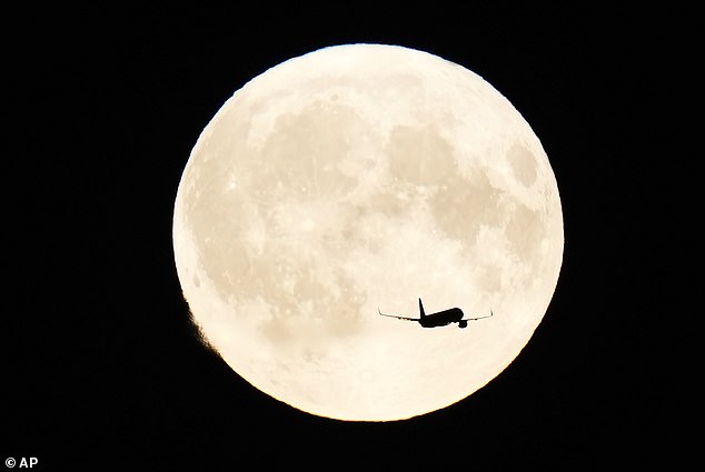 Anoche, la rara superluna azul iluminó los cielos en un espectáculo espectacular, como se ve aquí desde Copenhague. Pero si te lo perdiste, los expertos dicen que hay más oportunidades por venir