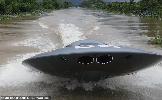 El inventor vietnamita Tran Long Ho ha creado un increíble barco a reacción con forma de platillo volador capaz de alcanzar 31 mph (50 km/h)