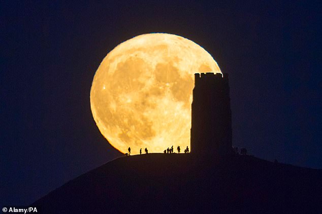 Una luna de cosecha en Glastonbury el 20 de septiembre de 2021