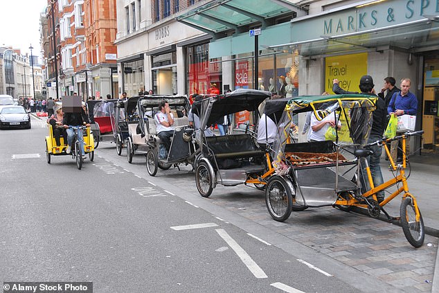 ¡Se han dejado engañar! Los trucos turbios que utilizan los conductores de rickshaw de Londres para "estafar" a los turistas. A uno de ellos le cobraron 1.300 libras por recorrer 500 metros
