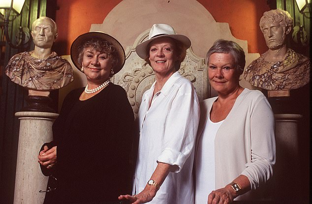 (De izquierda a derecha) Dame Joan Plowright, Dame Maggie Smith y Dame Judie Dench durante una sesión fotográfica para Tea With Mussolini en 1999