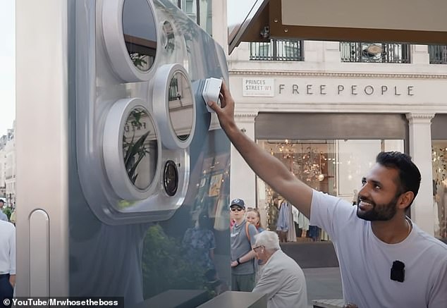 El YouTuber Arun Maini muestra su creación fuera de la Apple Store en Londres: una versión ampliada de un iPhone 15 Pro Max