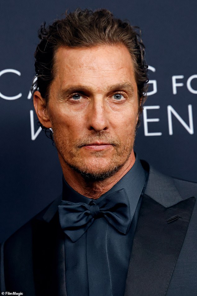 Los fanáticos dijeron que McConaughey, fotografiado en la cena de gala de la Fundación Kering para el cuidado de las mujeres la semana pasada, tenía una nariz de aspecto diferente e incluso ojos de diferente color.