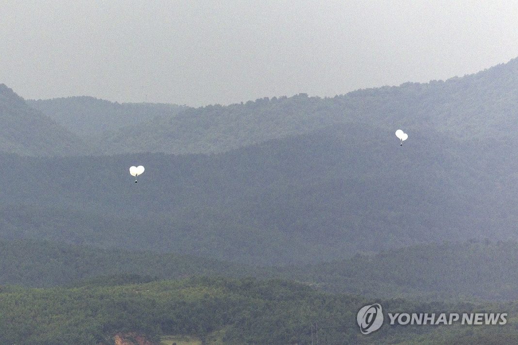 (LEAD) N. Korea launches more trash balloons toward S. Korea: JCS