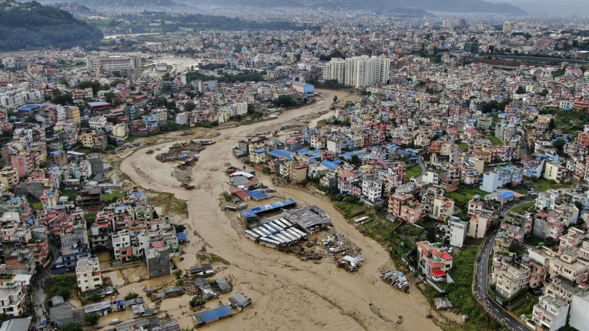 Inundaciones y deslizamientos de tierra en Nepal matan al menos a 129 personas
