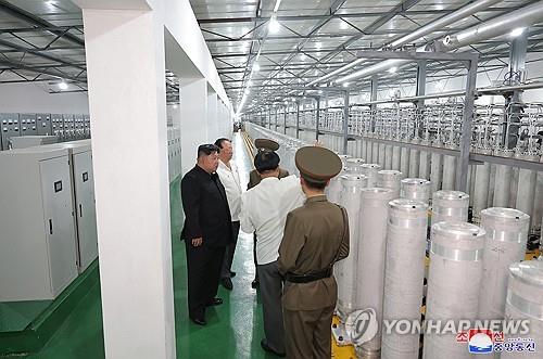 (3rd LD) N. Korea publicly discloses uranium enrichment facility for 1st time