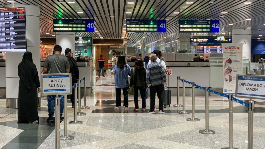 49 funcionarios de inmigración de Malasia arrestados por presuntamente ayudar a un sindicato a contrabandear trabajadores extranjeros a través de KLIA
