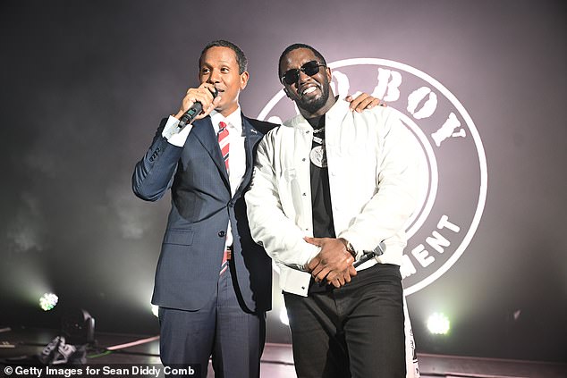 Sean 'Diddy' Combs (derecha) ha sido acusado de arruinar la vida del aspirante a rapero Moses Michael Levi Barrow al supuestamente obligarlo a asumir la culpa por un tiroteo en un club nocturno en 1999.