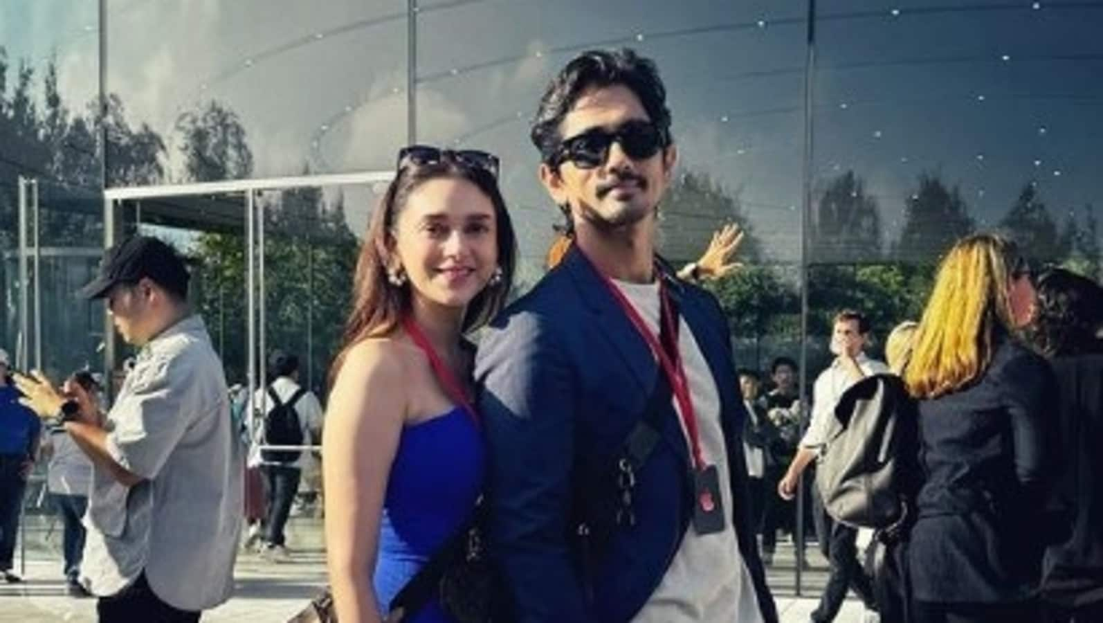 Aditi Rao Hydari y Siddharth son dos "fanáticos de Apple en una aventura" que asisten al evento It's Glowtime en California. Ver fotos
