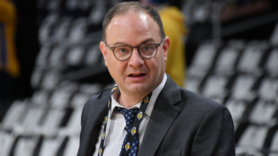 Adrian Wojnarowski se retira de la cobertura periodística de la NBA y asume el puesto de director general del equipo de baloncesto universitario
