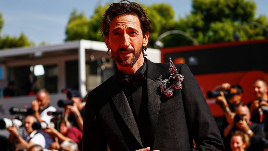 Adrien Brody se conmueve hasta las lágrimas cuando The Brutalist recibe una ovación de pie de 12 minutos en el Festival de Cine de Venecia
