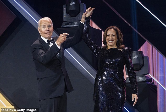 El presidente Joe Biden (izquierda) presentó a la vicepresidenta Kamala Harris (derecha) en la gala anual de la Fundación del Caucus Negro del Congreso el sábado por la noche en Washington, DC.